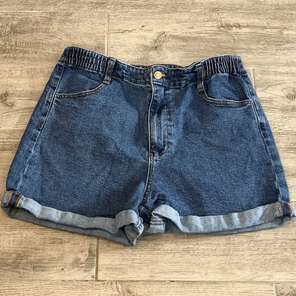 BCBG Women's‎ Blue Denim Elastic Waist Boyfriend Shorts Size Large Cuffed Hem